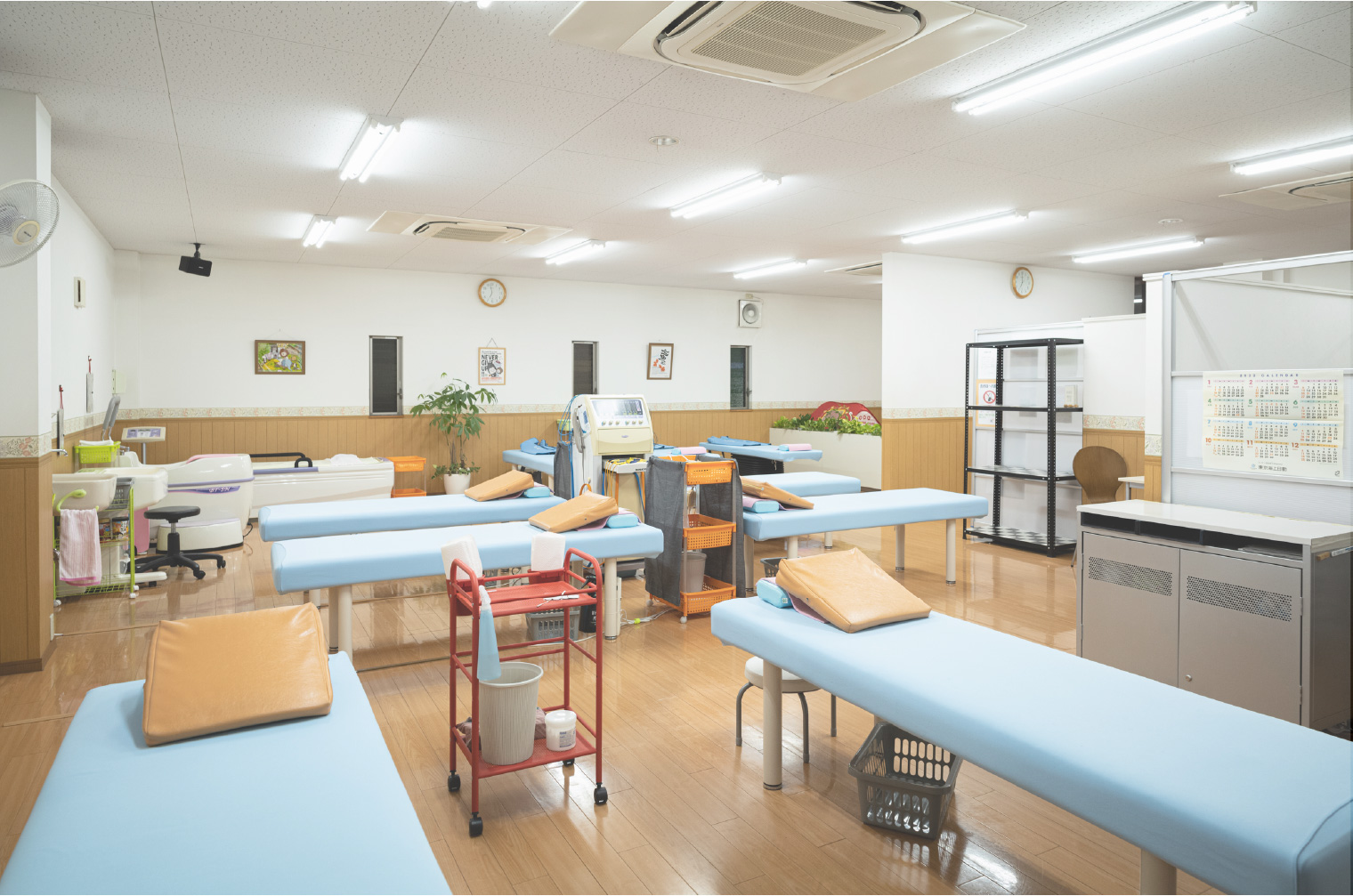 明るく清潔感のある施術室